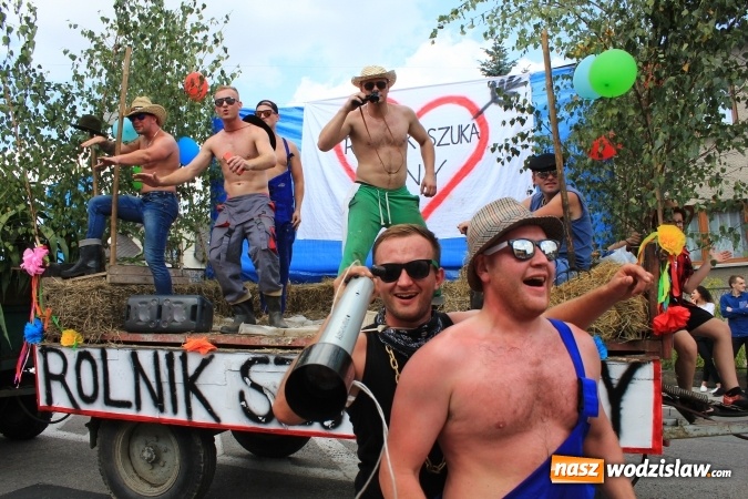 Zdjęcie w galerii na portalu naszwodzislaw.com: Szejki z Dubaju, bukowski Batman oraz Barbie i Ken, czyli pomysłowy korowód dożynkowy w Lubomi wiadomości z regionu