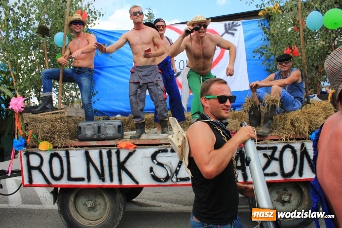 Zdjęcie w galerii na portalu naszwodzislaw.com: Szejki z Dubaju, bukowski Batman oraz Barbie i Ken, czyli pomysłowy korowód dożynkowy w Lubomi wiadomości z regionu