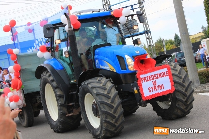 Zdjęcie w galerii na portalu naszwodzislaw.com: Szejki z Dubaju, bukowski Batman oraz Barbie i Ken, czyli pomysłowy korowód dożynkowy w Lubomi wiadomości z regionu