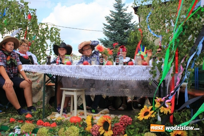 Zdjęcie w galerii na portalu naszwodzislaw.com: Szejki z Dubaju, bukowski Batman oraz Barbie i Ken, czyli pomysłowy korowód dożynkowy w Lubomi wiadomości z regionu