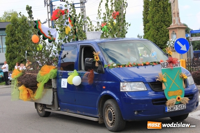 Zdjęcie w galerii na portalu naszwodzislaw.com: Szejki z Dubaju, bukowski Batman oraz Barbie i Ken, czyli pomysłowy korowód dożynkowy w Lubomi wiadomości z regionu