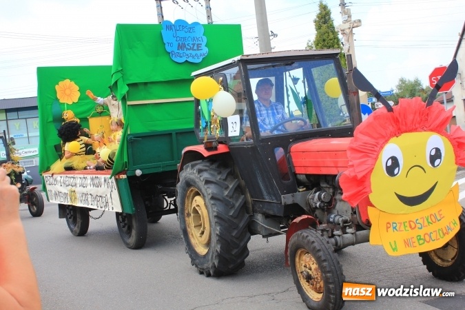 Zdjęcie w galerii na portalu naszwodzislaw.com: Szejki z Dubaju, bukowski Batman oraz Barbie i Ken, czyli pomysłowy korowód dożynkowy w Lubomi wiadomości z regionu