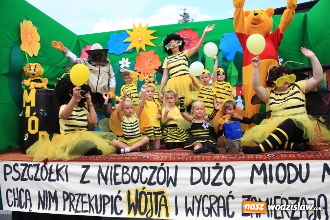 Zdjęcie w galerii na portalu naszwodzislaw.com: Szejki z Dubaju, bukowski Batman oraz Barbie i Ken, czyli pomysłowy korowód dożynkowy w Lubomi wiadomości z regionu