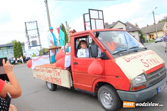 Zdjęcie w galerii na portalu naszwodzislaw.com: Szejki z Dubaju, bukowski Batman oraz Barbie i Ken, czyli pomysłowy korowód dożynkowy w Lubomi wiadomości z regionu