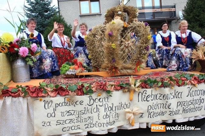 Zdjęcie w galerii na portalu naszwodzislaw.com: Szejki z Dubaju, bukowski Batman oraz Barbie i Ken, czyli pomysłowy korowód dożynkowy w Lubomi wiadomości z regionu