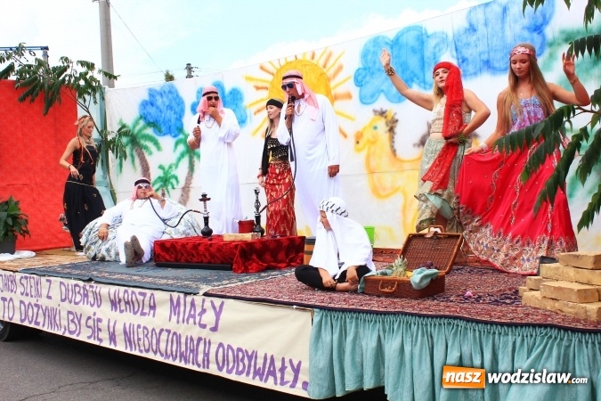 Zdjęcie w galerii na portalu naszwodzislaw.com: Szejki z Dubaju, bukowski Batman oraz Barbie i Ken, czyli pomysłowy korowód dożynkowy w Lubomi wiadomości z regionu