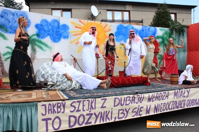 Zdjęcie w galerii na portalu naszwodzislaw.com: Szejki z Dubaju, bukowski Batman oraz Barbie i Ken, czyli pomysłowy korowód dożynkowy w Lubomi wiadomości z regionu