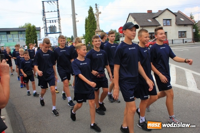 Zdjęcie w galerii na portalu naszwodzislaw.com: Szejki z Dubaju, bukowski Batman oraz Barbie i Ken, czyli pomysłowy korowód dożynkowy w Lubomi wiadomości z regionu