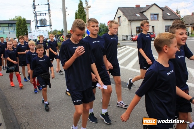 Zdjęcie w galerii na portalu naszwodzislaw.com: Szejki z Dubaju, bukowski Batman oraz Barbie i Ken, czyli pomysłowy korowód dożynkowy w Lubomi wiadomości z regionu