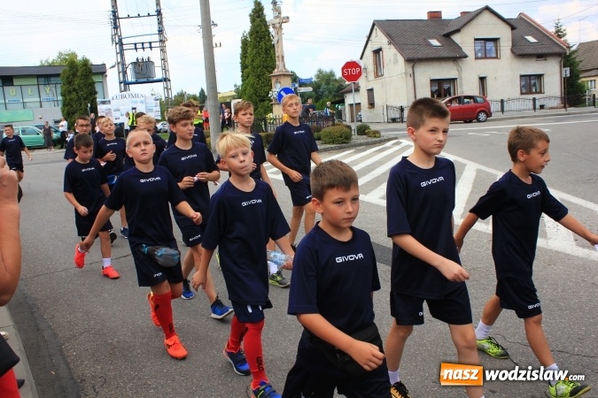 Zdjęcie w galerii na portalu naszwodzislaw.com: Szejki z Dubaju, bukowski Batman oraz Barbie i Ken, czyli pomysłowy korowód dożynkowy w Lubomi wiadomości z regionu