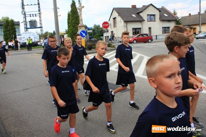 Zdjęcie w galerii na portalu naszwodzislaw.com: Szejki z Dubaju, bukowski Batman oraz Barbie i Ken, czyli pomysłowy korowód dożynkowy w Lubomi wiadomości z regionu