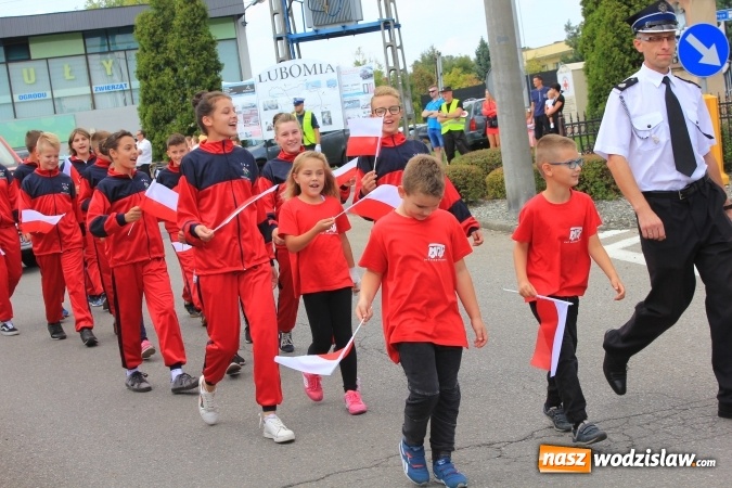 Zdjęcie w galerii na portalu naszwodzislaw.com: Szejki z Dubaju, bukowski Batman oraz Barbie i Ken, czyli pomysłowy korowód dożynkowy w Lubomi wiadomości z regionu