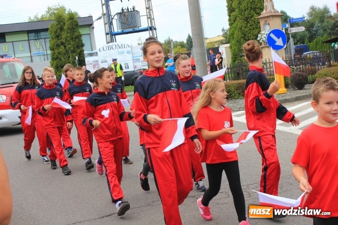 Zdjęcie w galerii na portalu naszwodzislaw.com: Szejki z Dubaju, bukowski Batman oraz Barbie i Ken, czyli pomysłowy korowód dożynkowy w Lubomi wiadomości z regionu