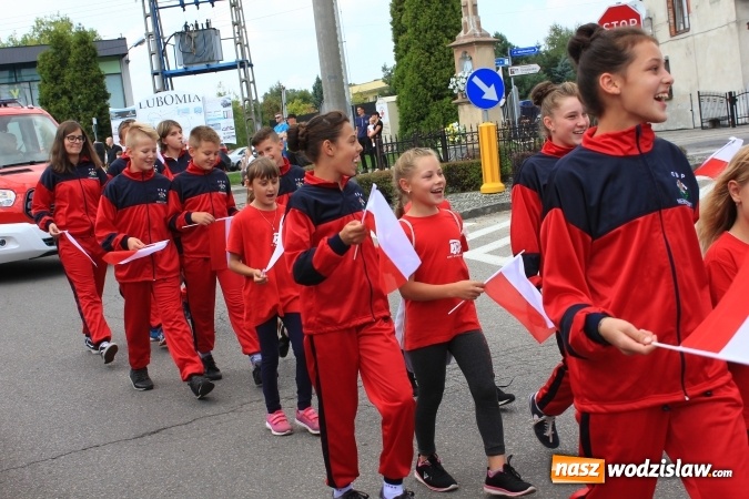 Zdjęcie w galerii na portalu naszwodzislaw.com: Szejki z Dubaju, bukowski Batman oraz Barbie i Ken, czyli pomysłowy korowód dożynkowy w Lubomi wiadomości z regionu