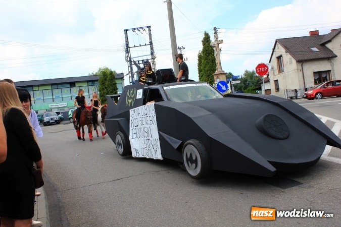 Zdjęcie w galerii na portalu naszwodzislaw.com: Szejki z Dubaju, bukowski Batman oraz Barbie i Ken, czyli pomysłowy korowód dożynkowy w Lubomi wiadomości z regionu