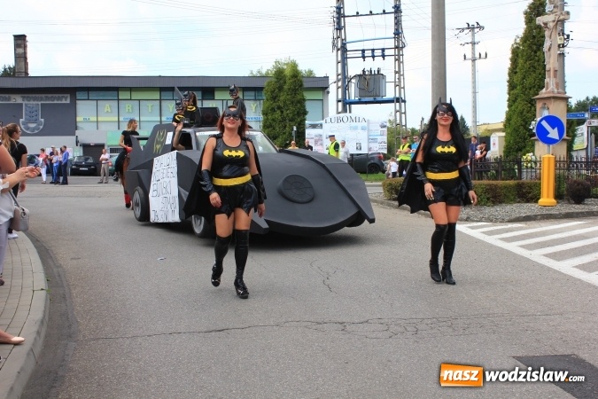 Zdjęcie w galerii na portalu naszwodzislaw.com: Szejki z Dubaju, bukowski Batman oraz Barbie i Ken, czyli pomysłowy korowód dożynkowy w Lubomi wiadomości z regionu