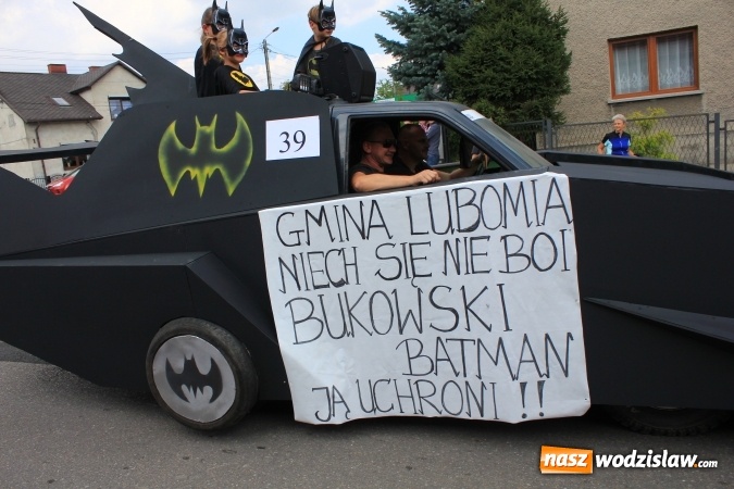 Zdjęcie w galerii na portalu naszwodzislaw.com: Szejki z Dubaju, bukowski Batman oraz Barbie i Ken, czyli pomysłowy korowód dożynkowy w Lubomi wiadomości z regionu