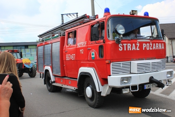 Zdjęcie w galerii na portalu naszwodzislaw.com: Szejki z Dubaju, bukowski Batman oraz Barbie i Ken, czyli pomysłowy korowód dożynkowy w Lubomi wiadomości z regionu