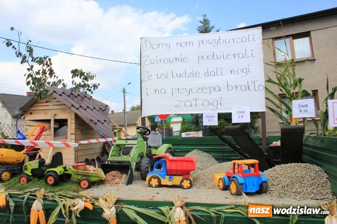 Zdjęcie w galerii na portalu naszwodzislaw.com: Szejki z Dubaju, bukowski Batman oraz Barbie i Ken, czyli pomysłowy korowód dożynkowy w Lubomi wiadomości z regionu