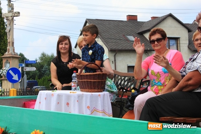 Zdjęcie w galerii na portalu naszwodzislaw.com: Szejki z Dubaju, bukowski Batman oraz Barbie i Ken, czyli pomysłowy korowód dożynkowy w Lubomi wiadomości z regionu