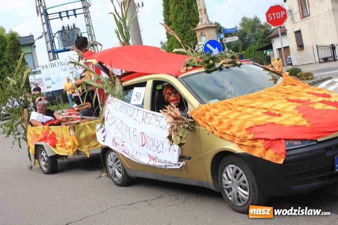 Zdjęcie w galerii na portalu naszwodzislaw.com: Szejki z Dubaju, bukowski Batman oraz Barbie i Ken, czyli pomysłowy korowód dożynkowy w Lubomi wiadomości z regionu