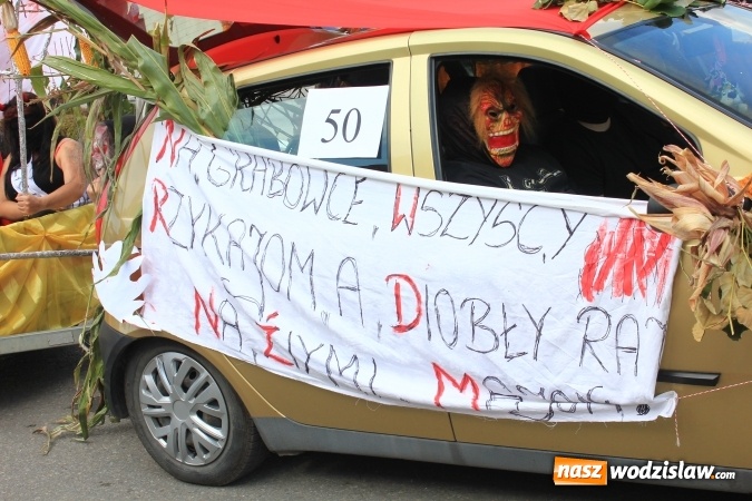 Zdjęcie w galerii na portalu naszwodzislaw.com: Szejki z Dubaju, bukowski Batman oraz Barbie i Ken, czyli pomysłowy korowód dożynkowy w Lubomi wiadomości z regionu