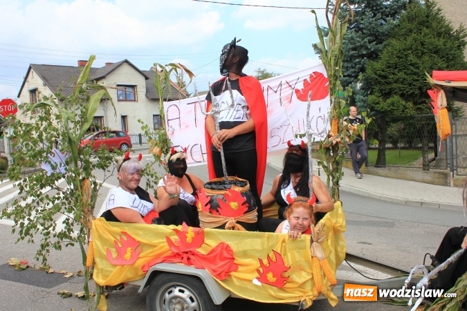 Zdjęcie w galerii na portalu naszwodzislaw.com: Szejki z Dubaju, bukowski Batman oraz Barbie i Ken, czyli pomysłowy korowód dożynkowy w Lubomi wiadomości z regionu