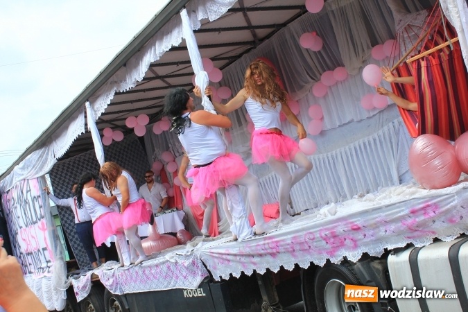 Zdjęcie w galerii na portalu naszwodzislaw.com: Szejki z Dubaju, bukowski Batman oraz Barbie i Ken, czyli pomysłowy korowód dożynkowy w Lubomi wiadomości z regionu