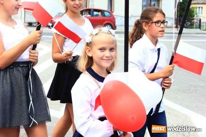 Zdjęcie w galerii na portalu naszwodzislaw.com: Szejki z Dubaju, bukowski Batman oraz Barbie i Ken, czyli pomysłowy korowód dożynkowy w Lubomi wiadomości z regionu