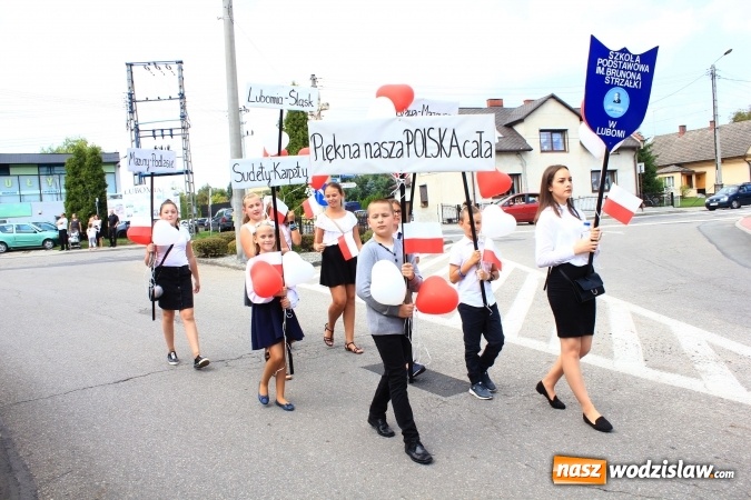 Zdjęcie w galerii na portalu naszwodzislaw.com: Szejki z Dubaju, bukowski Batman oraz Barbie i Ken, czyli pomysłowy korowód dożynkowy w Lubomi wiadomości z regionu