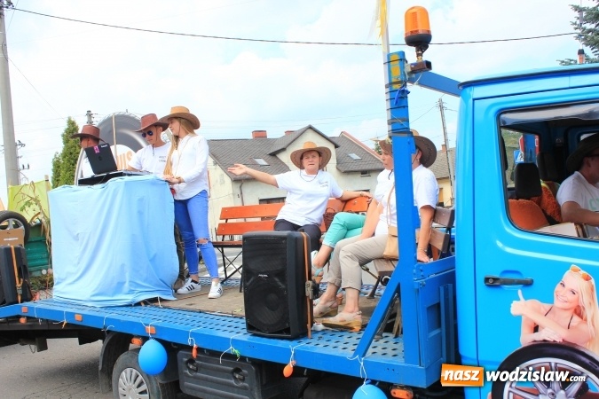 Zdjęcie w galerii na portalu naszwodzislaw.com: Szejki z Dubaju, bukowski Batman oraz Barbie i Ken, czyli pomysłowy korowód dożynkowy w Lubomi wiadomości z regionu