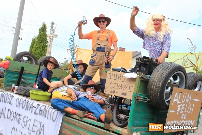 Zdjęcie w galerii na portalu naszwodzislaw.com: Szejki z Dubaju, bukowski Batman oraz Barbie i Ken, czyli pomysłowy korowód dożynkowy w Lubomi wiadomości z regionu