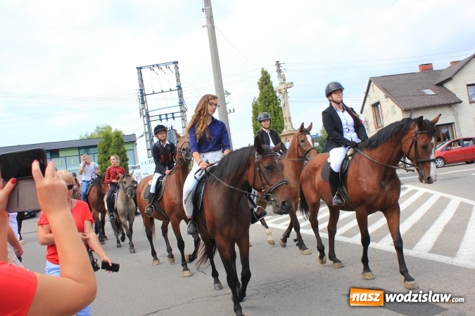 Zdjęcie w galerii na portalu naszwodzislaw.com: Szejki z Dubaju, bukowski Batman oraz Barbie i Ken, czyli pomysłowy korowód dożynkowy w Lubomi wiadomości z regionu
