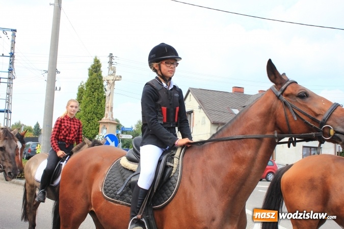 Zdjęcie w galerii na portalu naszwodzislaw.com: Szejki z Dubaju, bukowski Batman oraz Barbie i Ken, czyli pomysłowy korowód dożynkowy w Lubomi wiadomości z regionu