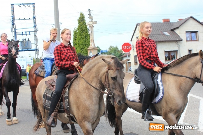 Zdjęcie w galerii na portalu naszwodzislaw.com: Szejki z Dubaju, bukowski Batman oraz Barbie i Ken, czyli pomysłowy korowód dożynkowy w Lubomi wiadomości z regionu