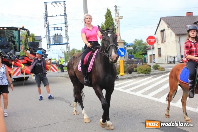 Zdjęcie w galerii na portalu naszwodzislaw.com: Szejki z Dubaju, bukowski Batman oraz Barbie i Ken, czyli pomysłowy korowód dożynkowy w Lubomi wiadomości z regionu