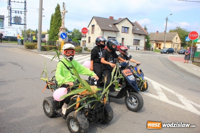 Zdjęcie w galerii na portalu naszwodzislaw.com: Szejki z Dubaju, bukowski Batman oraz Barbie i Ken, czyli pomysłowy korowód dożynkowy w Lubomi wiadomości z regionu