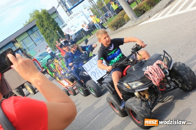 Zdjęcie w galerii na portalu naszwodzislaw.com: Szejki z Dubaju, bukowski Batman oraz Barbie i Ken, czyli pomysłowy korowód dożynkowy w Lubomi wiadomości z regionu