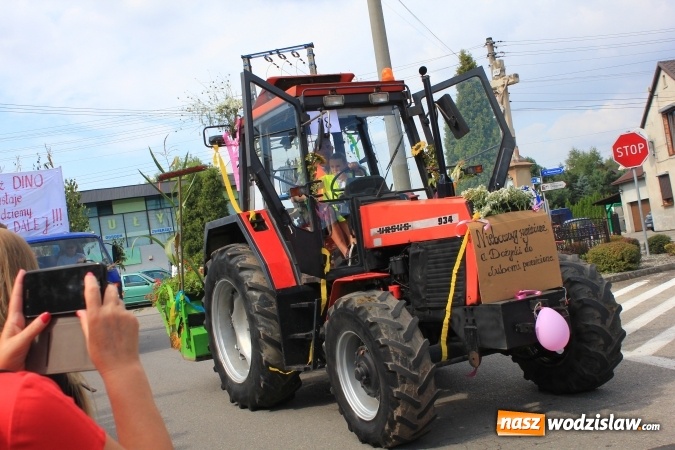 Zdjęcie w galerii na portalu naszwodzislaw.com: Szejki z Dubaju, bukowski Batman oraz Barbie i Ken, czyli pomysłowy korowód dożynkowy w Lubomi wiadomości z regionu