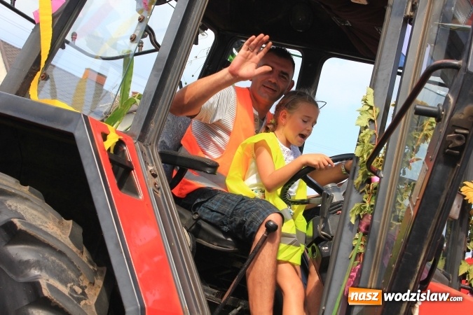 Zdjęcie w galerii na portalu naszwodzislaw.com: Szejki z Dubaju, bukowski Batman oraz Barbie i Ken, czyli pomysłowy korowód dożynkowy w Lubomi wiadomości z regionu