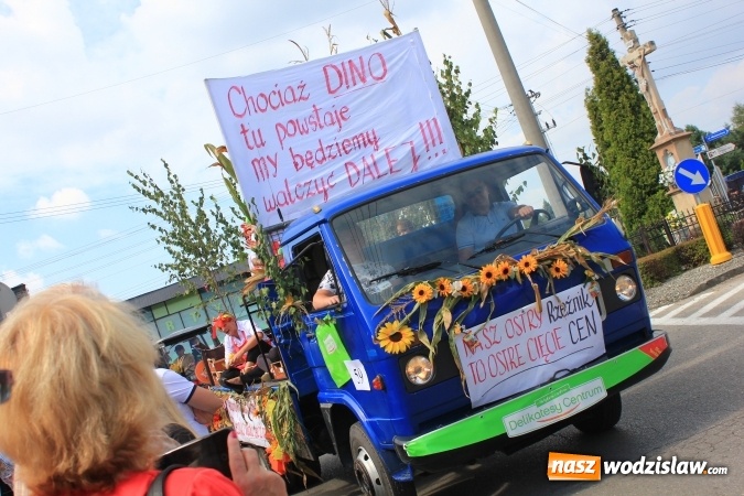 Zdjęcie w galerii na portalu naszwodzislaw.com: Szejki z Dubaju, bukowski Batman oraz Barbie i Ken, czyli pomysłowy korowód dożynkowy w Lubomi wiadomości z regionu