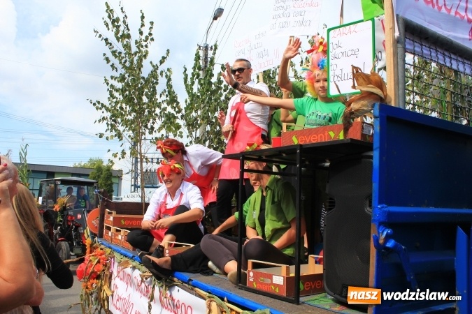 Zdjęcie w galerii na portalu naszwodzislaw.com: Szejki z Dubaju, bukowski Batman oraz Barbie i Ken, czyli pomysłowy korowód dożynkowy w Lubomi wiadomości z regionu