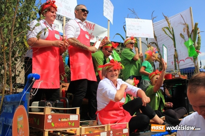 Zdjęcie w galerii na portalu naszwodzislaw.com: Szejki z Dubaju, bukowski Batman oraz Barbie i Ken, czyli pomysłowy korowód dożynkowy w Lubomi wiadomości z regionu