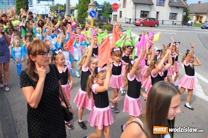 Zdjęcie w galerii na portalu naszwodzislaw.com: Szejki z Dubaju, bukowski Batman oraz Barbie i Ken, czyli pomysłowy korowód dożynkowy w Lubomi wiadomości z regionu