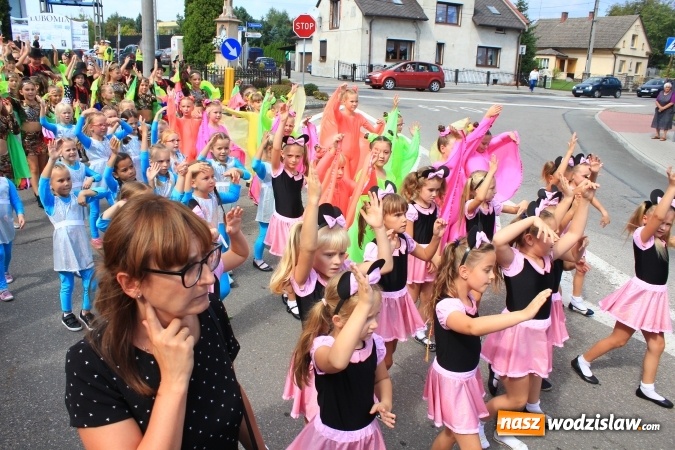 Zdjęcie w galerii na portalu naszwodzislaw.com: Szejki z Dubaju, bukowski Batman oraz Barbie i Ken, czyli pomysłowy korowód dożynkowy w Lubomi wiadomości z regionu