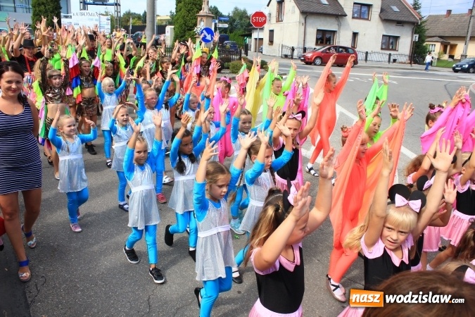 Zdjęcie w galerii na portalu naszwodzislaw.com: Szejki z Dubaju, bukowski Batman oraz Barbie i Ken, czyli pomysłowy korowód dożynkowy w Lubomi wiadomości z regionu