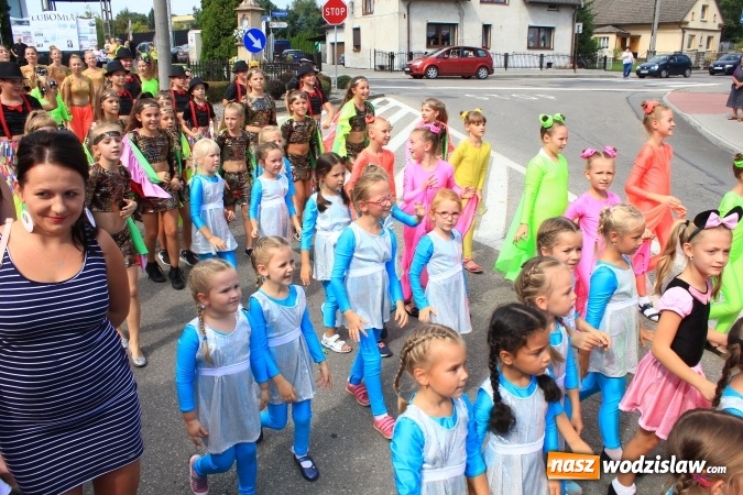 Zdjęcie w galerii na portalu naszwodzislaw.com: Szejki z Dubaju, bukowski Batman oraz Barbie i Ken, czyli pomysłowy korowód dożynkowy w Lubomi wiadomości z regionu