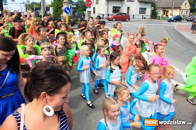 Zdjęcie w galerii na portalu naszwodzislaw.com: Szejki z Dubaju, bukowski Batman oraz Barbie i Ken, czyli pomysłowy korowód dożynkowy w Lubomi wiadomości z regionu