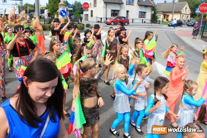 Zdjęcie w galerii na portalu naszwodzislaw.com: Szejki z Dubaju, bukowski Batman oraz Barbie i Ken, czyli pomysłowy korowód dożynkowy w Lubomi wiadomości z regionu