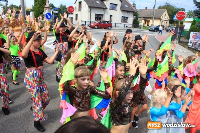 Zdjęcie w galerii na portalu naszwodzislaw.com: Szejki z Dubaju, bukowski Batman oraz Barbie i Ken, czyli pomysłowy korowód dożynkowy w Lubomi wiadomości z regionu